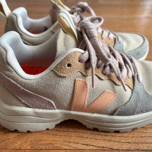 Veja Venturi Suede Almond Peach Multicolor SZ 37